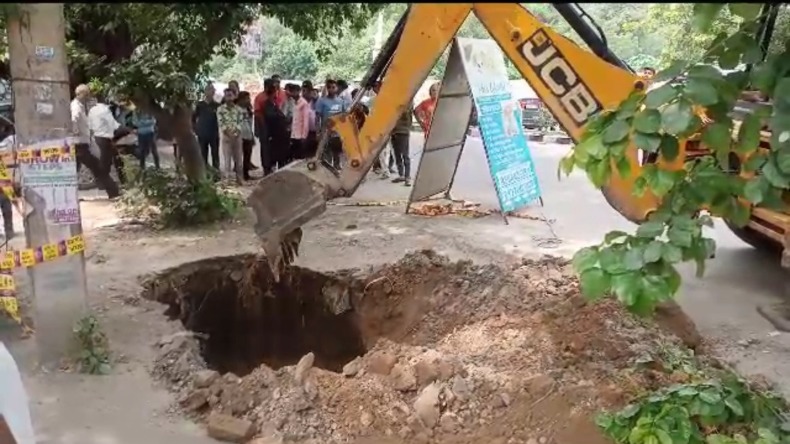 Delhi: रोहिणी सेक्टर 24 में अचानक धंसी सड़क, बाइक सवार गिरा