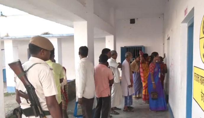 West Bengal Panchayat Election: पश्चिम बंगाल में पंचायत चुनाव के लिए वोटिंग शुरू, मुर्शिदाबाद में भिड़े टीएमसी-भाजपा कार्यकर्ता