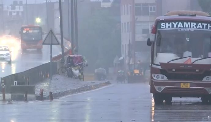 Weather Update: दिल्ली में अगले दो दिन भारी बारिश और तूफान की आशंका, IMD ने जारी किया ऑरेंज अलर्ट