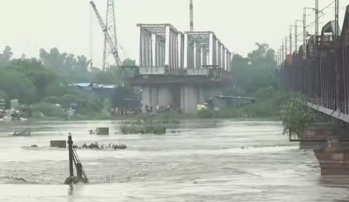 Aaj Ka Mausam: देश के अधिकतर राज्यों में हो रही मानसून की बारिश, दिल्ली-एनसीआर को लेकर IMD ने जारी किया अलर्ट, तेज हवाओं के साथ होगी झमाझम बारिश