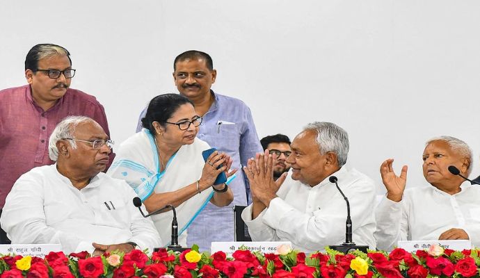 विपक्षी बैठक में शामिल होने के लिए नेताओं का बेंगलुरु पहुंचना शुरु, आज रात डिनर होस्ट करेंगी सोनिया गांधी