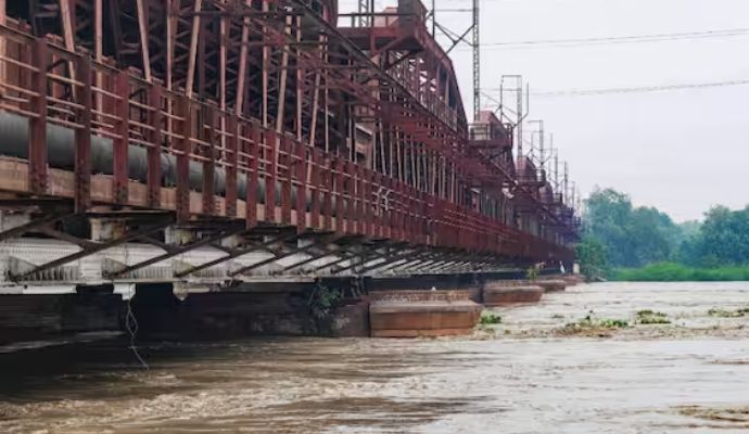 Delhi: कई जगहों पर एक-एक मंजिल तक पानी, फंसे हैं लोग, 24 घंटे में 5000 को निकाला