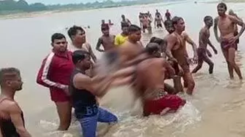 छत्तीसगढ़: जन्मदिन मानाने के लिए छात्राओं ने तोड़े सारे नियम, क्लासरूम में करने लगे दारू पार्टी