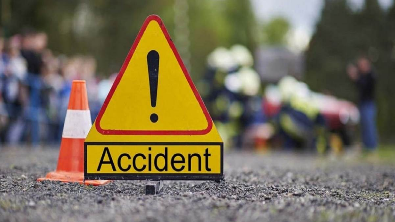 UP Road Accident: प्रतापगढ़ में दो बाइक पर सवार चार भाइयों को कार ने मारी टक्कर, दो की मौत