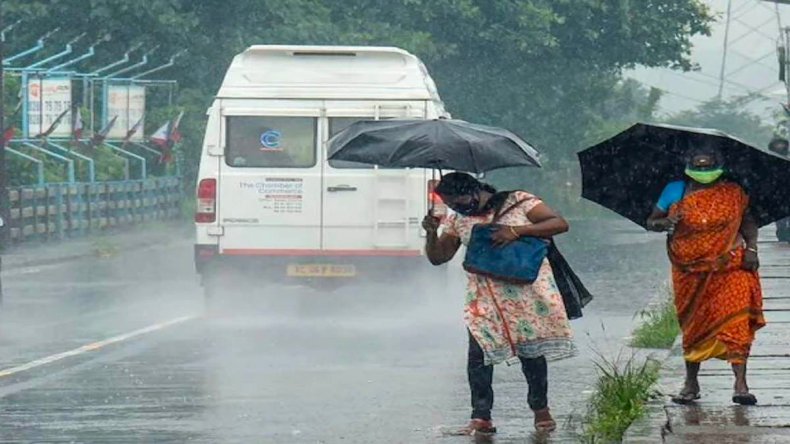 Weather: दिल्ली-NCR का बदला मौसम, दिन में छाया अंधेरा, अचानक हुई झमाझम बरसात