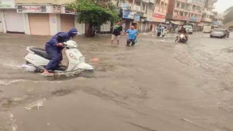 Weather Today: बारिश का ‘तांडव’ जारी, लेह में बादल फटने से तबाही, जानें कैसा रहेगा मौसम