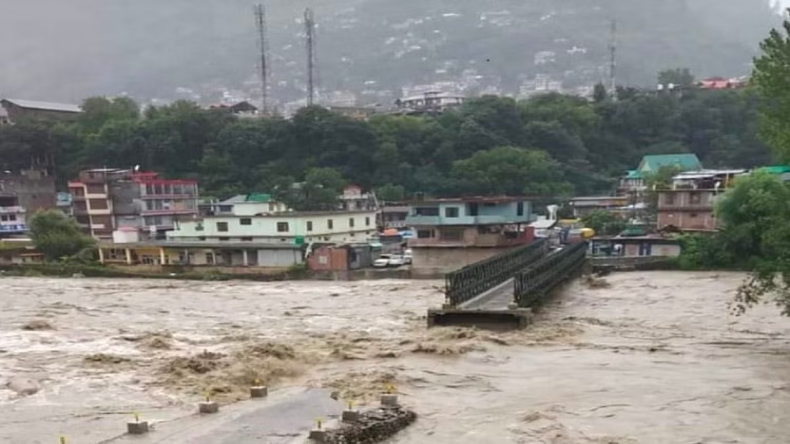 बह गए लोग, तबाह हो गए आशियाने… हिमाचल प्रदेश में कहर बनकर बरसा मानसून, Video देख अटक जाएंगी सांसे