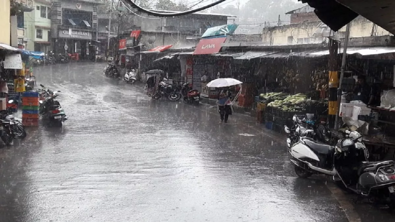 Delhi Rain: दिल्ली-NCR में झमाझम बारिश, सड़कों पर भरा पानी