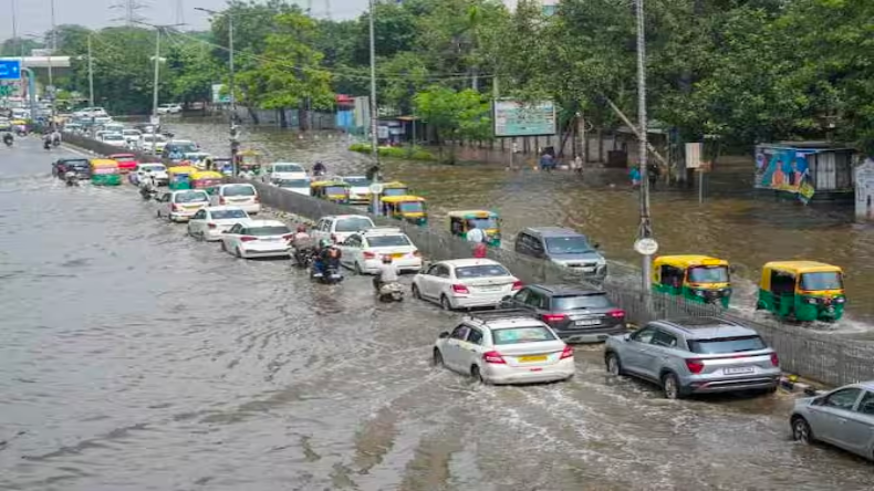 Delhi में दाखिल हुआ मानसून, लोगों को मिली चिलचिलाती गर्मी से राहत, कई इलाकों के लिए येलो अर्लट!