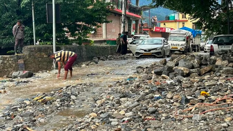 बह गए लोग, तबाह हो गए आशियाने… हिमाचल प्रदेश में कहर बनकर बरसा मानसून, Video देख अटक जाएंगी सांसे