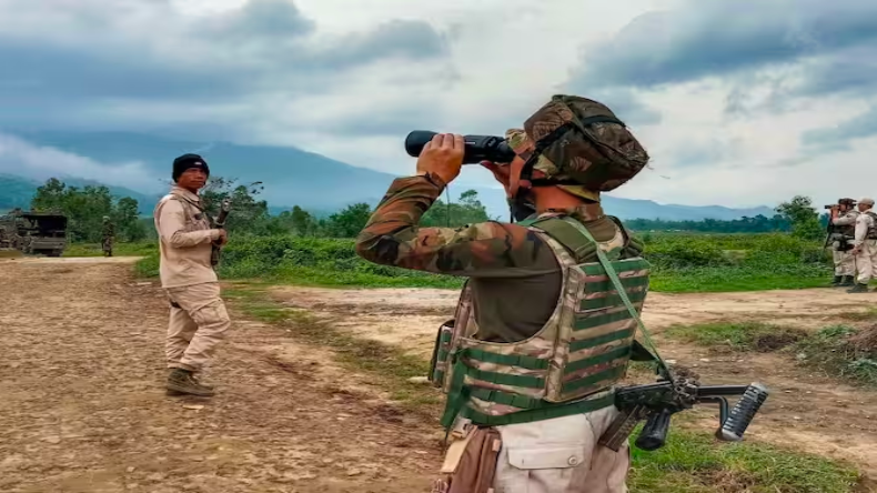 मणिपुर में फिर हिंसा, इंफाल में महिलाओं ने किया रोड ब्लॉक, मौके पर पहुंचे जवान