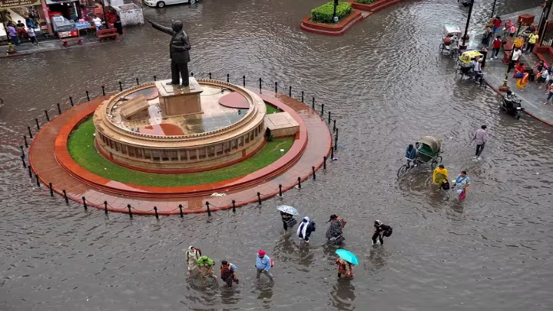 Flight Late: फ्लाइट्स लेट, ट्रेनों की रफ्तार पर आज भी ब्रेक, ठंड-कोहरे का डबल अटैक