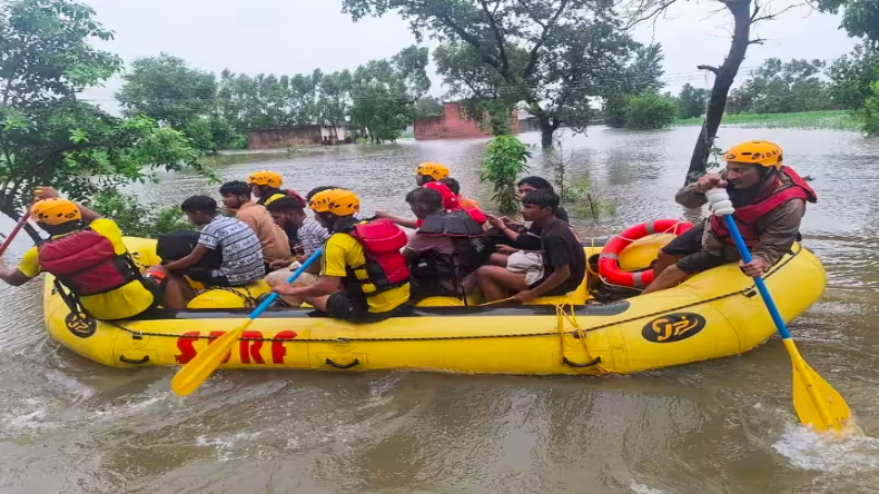 दिल्ली कोचिंग सेंटर में 3 यूपीएससी उम्मीदवारों की मौत पर छात्रों ने किया विरोध प्रदर्शन