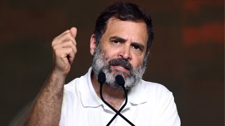 Rahul Gandhi: कांग्रेस नेता राहुल गांधी ने कुलियों से की मुलाकात, उनकी वर्दी पहनकर बोझ भी उठाया