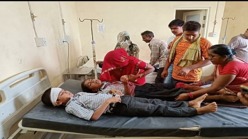UP Road Accident: प्रतापगढ़ में दो बाइक पर सवार चार भाइयों को कार ने मारी टक्कर, दो की मौत