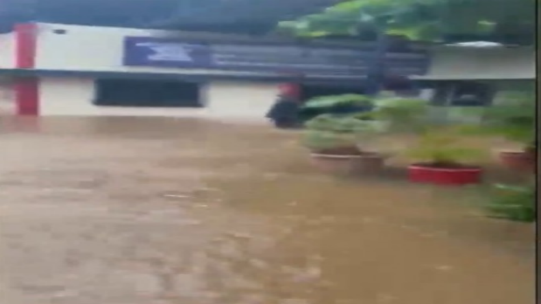 Mumbai Rains: मुंबई में बारिश का रेड अलर्ट, सभी स्कूलों की छुट्टी घोषित