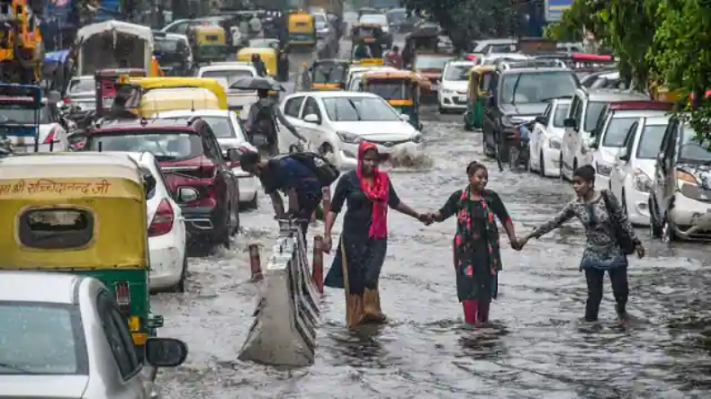 बारिश से मुंबई का बुरा हाल, मायानगरी हुई पानी पानी