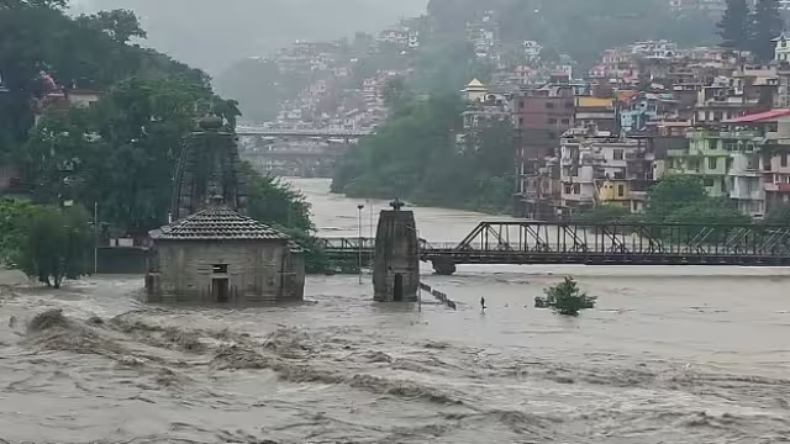 Delhi: कई जगहों पर एक-एक मंजिल तक पानी, फंसे हैं लोग, 24 घंटे में 5000 को निकाला