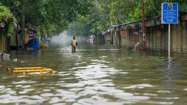 Delhi Flood: राष्ट्रीय राजधानी में फिर बढ़ रहा यमुना का जलस्तर, हथिनीकुंड बैराज से छोड़ा गया लाखो क्यूसेक पानी