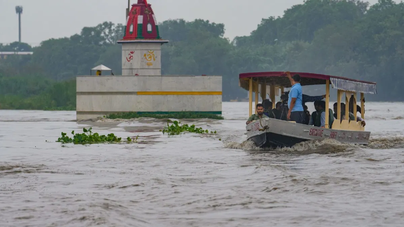 Delhi: कई जगहों पर एक-एक मंजिल तक पानी, फंसे हैं लोग, 24 घंटे में 5000 को निकाला