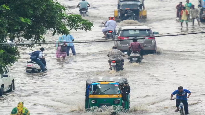 दिल्ली कोचिंग सेंटर में 3 यूपीएससी उम्मीदवारों की मौत पर छात्रों ने किया विरोध प्रदर्शन