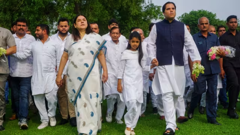 इंदिरा गांधी ने बेटे संजय के मरते ही विधवा मेनका को आधी रात घर से निकाल दिया, क्यों?