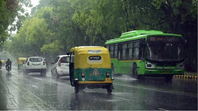 Delhi में दाखिल हुआ मानसून, लोगों को मिली चिलचिलाती गर्मी से राहत, कई इलाकों के लिए येलो अर्लट!