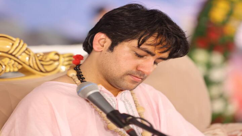 धीरेंद्र शास्त्री की कथा में बेहोश होकर गिरा युवक, बीच में कार्यक्रम छोड़कर हटे बागेश्वर सरकार