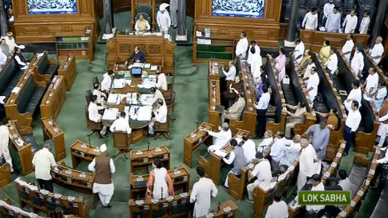 Monsoon Session: विपक्षी सांसदों की नारेबाजी के बीच दोपहर 12 बजे तक स्थगित हुई लोकसभा