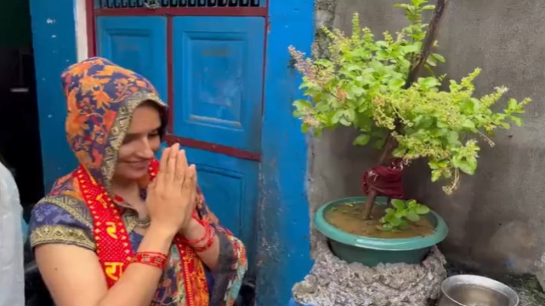 अभिनेता अनुपम खेर ने अयोध्या के कनक भवन में पूजा-अर्चना की, कहा- भगवान का धन्यवाद करने आया हूं