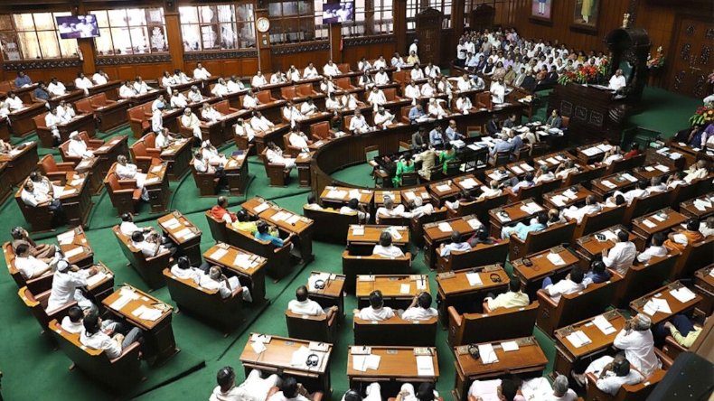 कर्नाटक में सेक्स रैकेट के खिलाफ आवाज उठाना पड़ा महंगा! विधायकों को उठाकर बाहर फेंक दिया, बीजेपी के 18 विधायक 6 महीने के लिए निलंबित