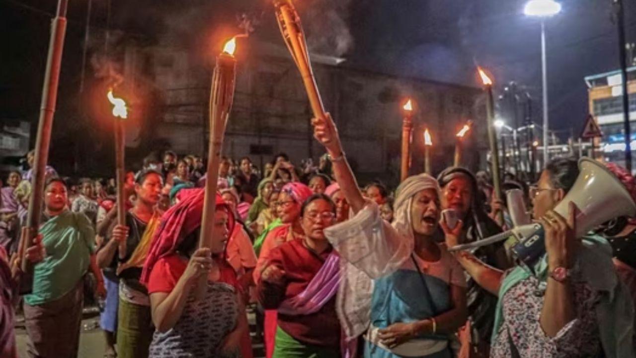 Manipur: राज्यपाल अनुसुइया उइके से मिलकर वापस लौटा विपक्षी सांसदों का समूह, बताया असहाय महसूस कर रहे लोग…