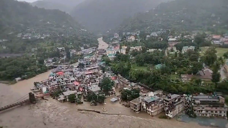 Delhi में दाखिल हुआ मानसून, लोगों को मिली चिलचिलाती गर्मी से राहत, कई इलाकों के लिए येलो अर्लट!