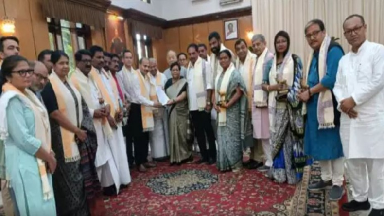 Manipur: राज्यपाल अनुसुइया उइके से मिलकर वापस लौटा विपक्षी सांसदों का समूह, बताया असहाय महसूस कर रहे लोग…