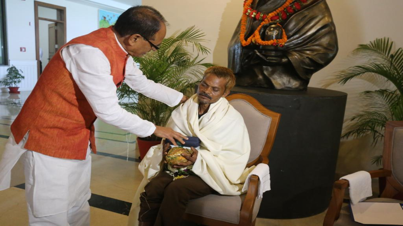 Sidhi incident: सीधी पेशाब कांड के पीड़ित ने बयां किया दर्द, उधारी लेकर चला रहा हूं घर अब……