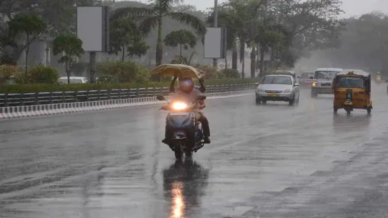 Delhi weather: राजधानी में मौसम ने ली फिर करवट, तेज हवा के साथ बारिश का अलर्ट