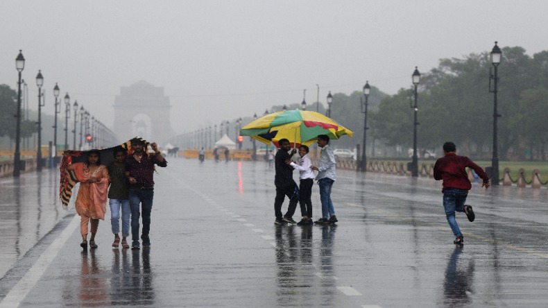 बारिश से मुंबई का बुरा हाल, मायानगरी हुई पानी पानी