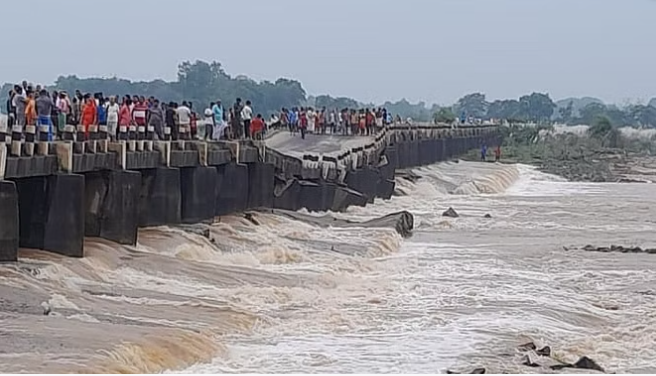 आधी रात प्रेमी-प्रेमिका का एक दूसरे से मिलना पड़ा भारी, गांव वालों ने पकड़ा, फिर जो हुआ?