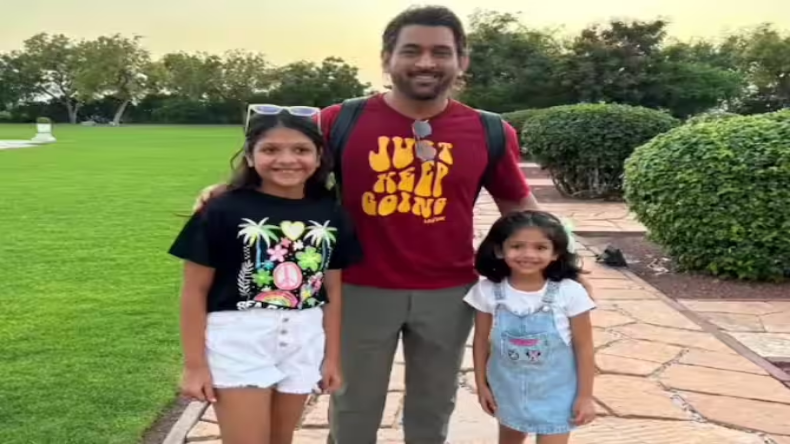 जोधपुर पहुंचे एमएस धोनी, नन्ही फैंस को दिया आटोग्राफ, खिंचवाई फोटो