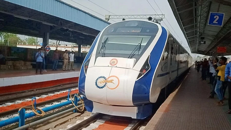 Uttar Pradesh: कोयले से भरी मालगाड़ी की बोगी में लगी आग, मची अफरातफरी