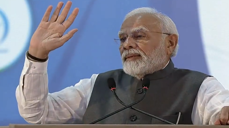 गुजरात के वडोदरा में PM मोदी का रोड शो, कर्नल सोफिया कुरैशी के परिवार ने बरसाए फूल