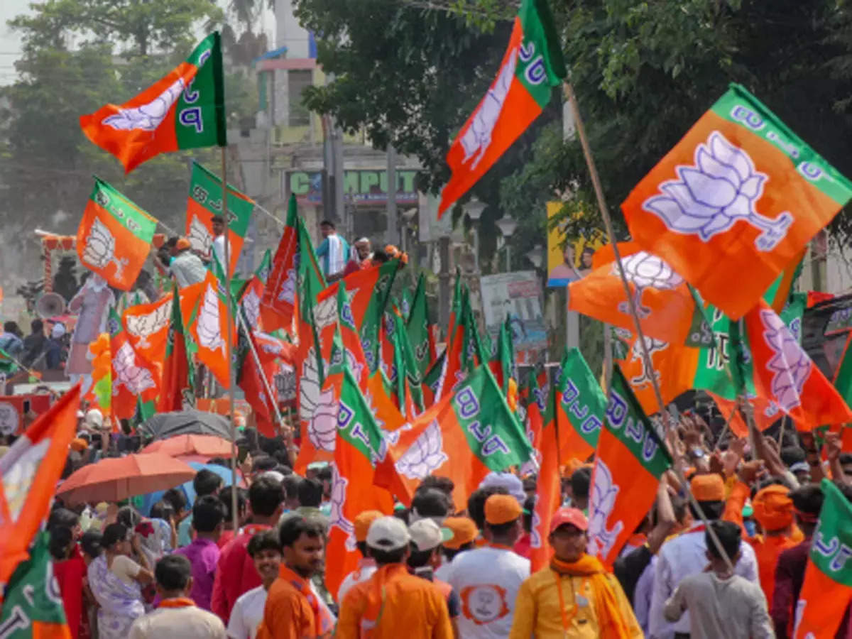2 किलो सोना, 60 महंगी घड़ियां… तेलंगाना में सरकारी अधिकारी के पास मिली 100 करोड़ की संपत्ति