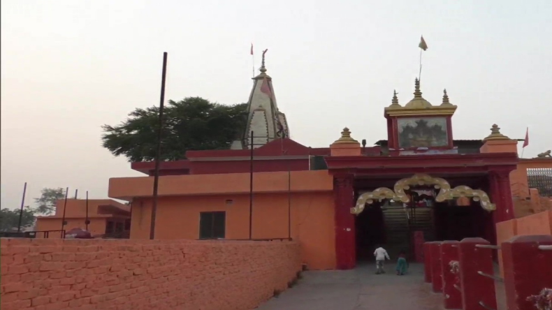 UP के मंदिर में घुसे इस्लामिक कट्टरपंथी, कीर्तन कर रहीं हिंदू महिलाओं को लाठियों से पीटा, अब क्या करेंगे योगी?