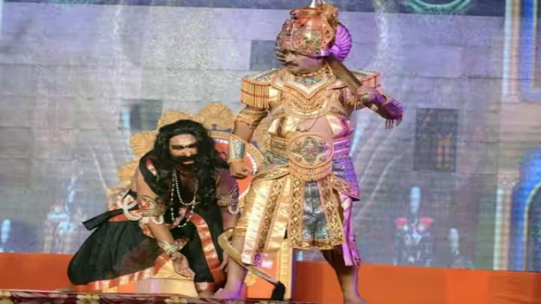 Bihar News: छपरा में दुर्गा पूजा विसर्जन जुलूस पर पथराव, इंटरनेट सेवा बंद