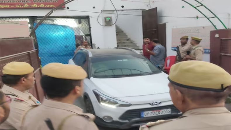 Chicken Looted In Agra: आगरा नेशनल हाईवे पर एक्सीडेंट के बाद लोगों ने लूटे मुर्गे, हैरान करने वाला वीडियो आया सामने