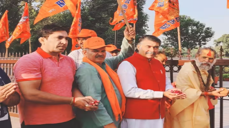 हिंदू युवती को आधी रात में लेकर भाग गया मुस्लिम युवक, सनातनियों ने घेर लिया पूरा थाना, पुलिस को 24 घंटे का अल्टीमेटम