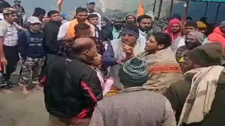 बद्रीनाथ जा रहा श्रद्धालुओं से भरा टेंपो ट्रैवलर खाई में गिरा, 10  लोगों की गई जान