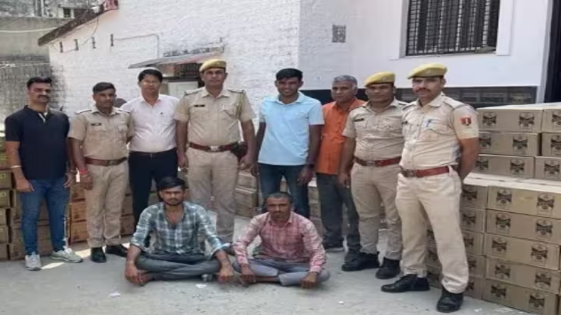 चलती बाइक पर अश्लील हरकत करने वाला कपल गिरफ्तार, दोनों ने मांगी माफी, देखें वीडियो