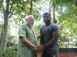 PM Modi: पीएम मोदी ने अंकित बैयनपुरिया के साथ किया श्रमदान, सोशल मीडिया पर शेयर किया वीडियो