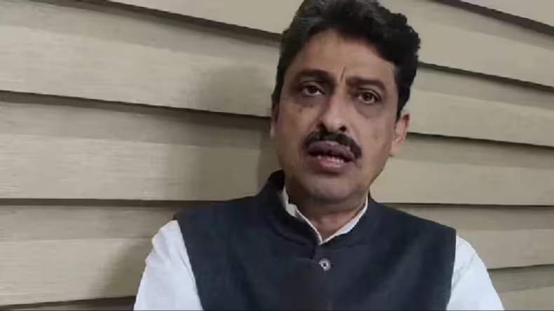 गुजरात पहुंचे राहुल गांधी का भारी विरोध, हिंदू संगठनों ने जलाए पुतले